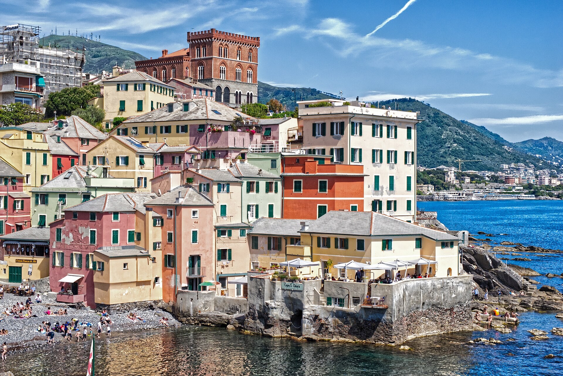 Boccadasse a Genova, borgo di pescatori con case colorate sul mare